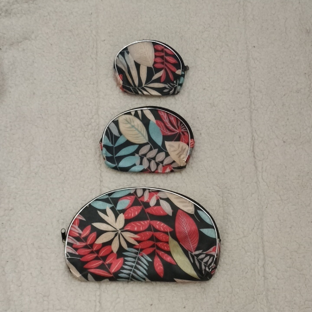 nwot Floral Patterned Cosmetic Pouch Set